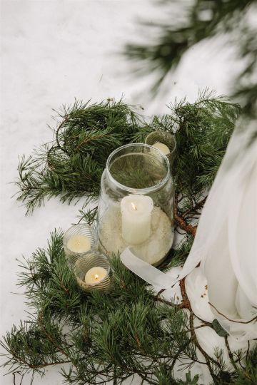 Romantische Winterhochzeit in den Bergen von Salzburg & Tirol: Hochwertige Floristik mit winterlichem Zauber für euren großen Tag.
