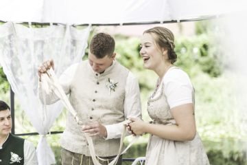 Sommerhochzeit in Tracht beim Weingut Kolleritsch