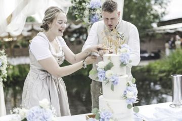 Sommerhochzeit in Tracht beim Weingut Kolleritsch