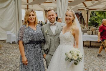 „Trauung unter freiem Himmel – Eine unvergessliche Hochzeit auf Burg Kreuzen“