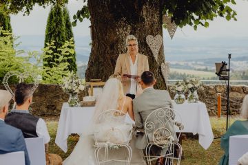 „Trauung unter freiem Himmel – Eine unvergessliche Hochzeit auf Burg Kreuzen“