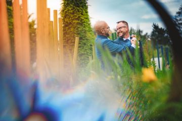 Von strahlender Sonne bis zu regnerischer Romantik: Michael & Stefan's Hochzeit in den Kittenberger Erlebnisgärten