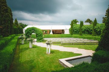 Von strahlender Sonne bis zu regnerischer Romantik: Michael & Stefan's Hochzeit in den Kittenberger Erlebnisgärten