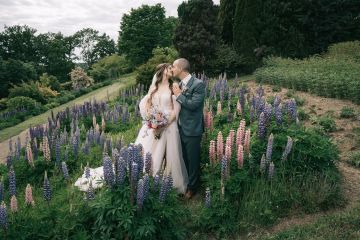 Blumige Gartenhochzeit im Garten der Geheimnisse