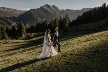Sommerhochzeit mit Charme: Tradition trifft Natur