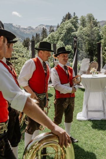 Sommerhochzeit mit Charme: Tradition trifft Natur