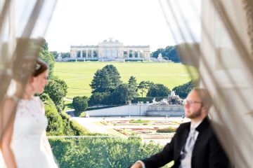 Hochzeit Styled Shooting mit Brautkleid und Bräutigamanzug in der Schloss Schönbrunn Grand Suite in Wien