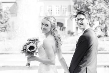 Standesamtliche Hochzeit in der Villa mit First Look im Park