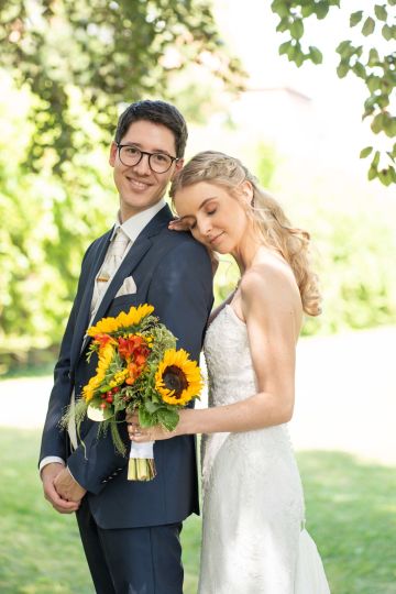 Standesamtliche Hochzeit in der Villa mit First Look im Park