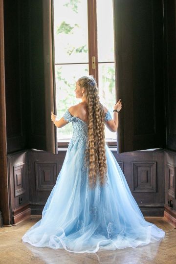 Ein Märchenhochzeitstraum: Brautpaar, Pferde und ein Schloss