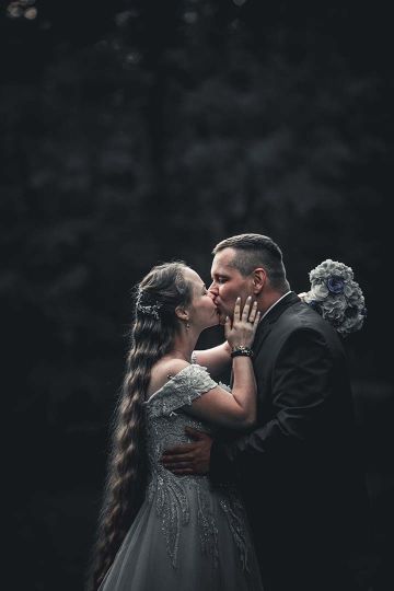 Ein Märchenhochzeitstraum: Brautpaar, Pferde und ein Schloss