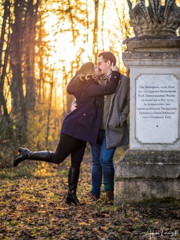 Malerische Verlobungsshooting im Akademiepark in Wiener Neustadt