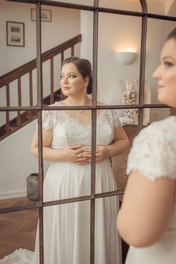 Ein zauberhafter Winterbraut-Look im traditionellen Stil