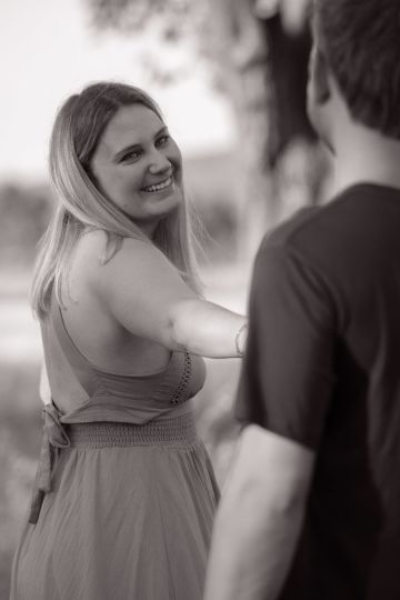 Romantisches Pärchenshooting im Sommer – Golden Hour Liebe