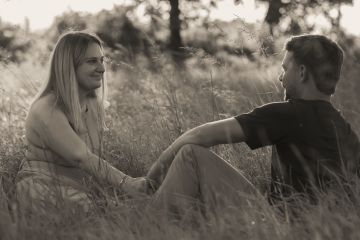 Romantisches Pärchenshooting im Sommer – Golden Hour Liebe