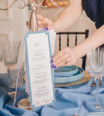 künstlerische Hochzeit in Blautönen in Wien