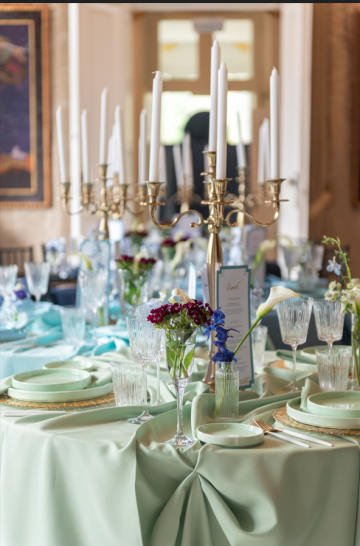 künstlerische Hochzeit in Blautönen in Wien