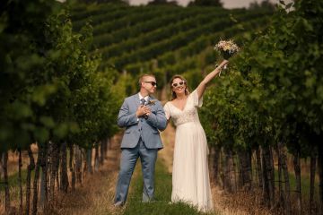 Minimalistische Sommerhochzeit im Weingut Klager – Sabrina & Irek