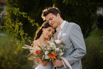 Minimalistische Herbsthochzeit im Stadlerhof Wilhering – Leonie & Victor
