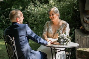 Kirchliche Hochzeit Anna & Björn – Natürliche Brautpaarfotos im Grünen  