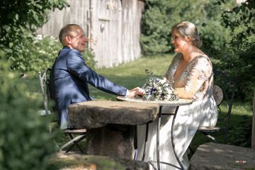 Kirchliche Hochzeit Anna & Björn – Natürliche Brautpaarfotos im Grünen  