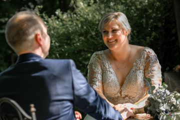 Kirchliche Hochzeit Anna & Björn – Natürliche Brautpaarfotos im Grünen  