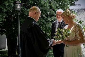 Hochzeitsvideo und Vintage Fotos aus Grebenau bei Alsfeld: Erleben Sie die Feierlichkeiten von Anna & Björn in beeindruckender Qualität.