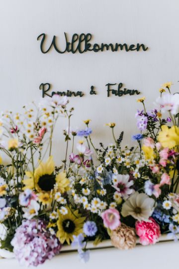 Sommerliche Farben & blühende Details | Die Hochzeit von Romina & Fabian