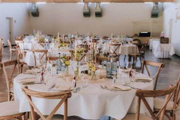 Sommerliche Farben & blühende Details | Die Hochzeit von Romina & Fabian