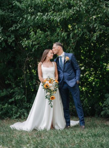 Sonnige Sonnenblumenhochzeit im Schloss Eckartsau in Niederösterreich 