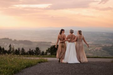 Moderne Hochzeit im Freien mit Weitblick in Niederösterreich