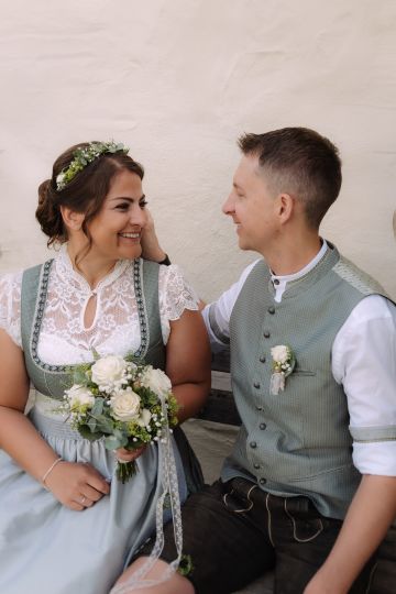 Moderne traditionelle Hochzeit in Bayern