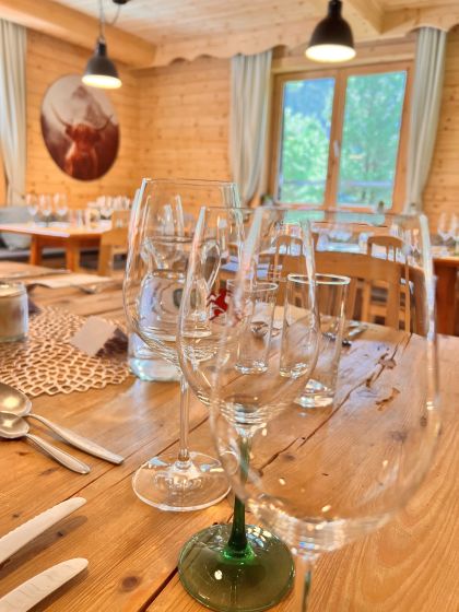 Alpine Genussreise 6-Gänge Menü mit LiveMusik und Weinbegleitung am 09.08.2025