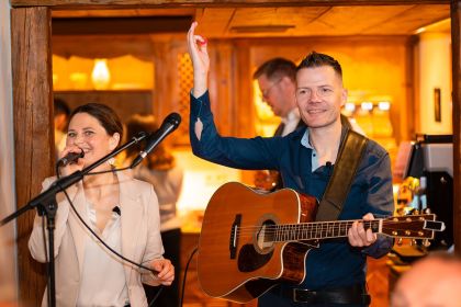 Livemusik und Fotospiegel ab der Agape