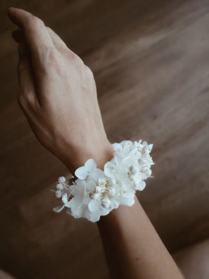 Handgefertigtes Armband aus Trockenblumen
