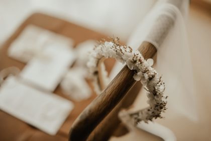 Handgefertigter Haarkranz aus stabilisierten Trockenblumen