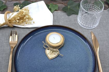 Tischname - Holzscheiben mit Teelichter und personalisiertem Kärtchen