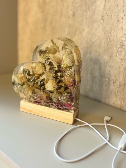 Epoxidharz-Lampe mit Blumen – Erinnerung in Licht verwandelt