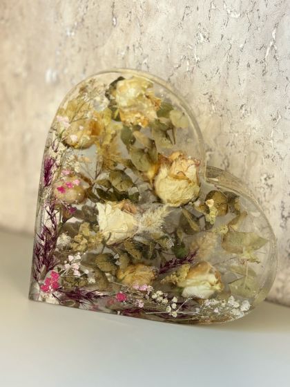 Epoxidharz-Lampe mit Blumen – Erinnerung in Licht verwandelt