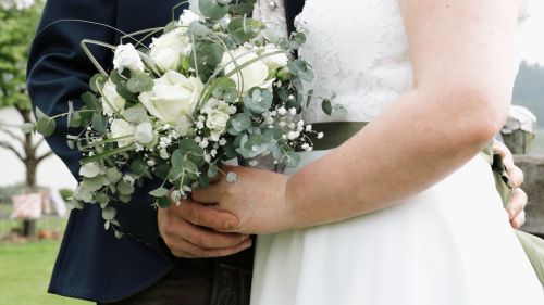 Traditionelle Kärntner Hochzeit: Von Standesamt bis Brautstehlen