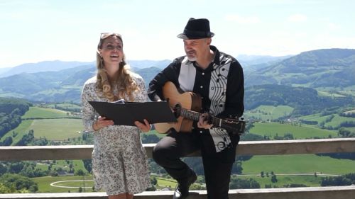Sängerin singt vor märchenhafter Landschaft bei einer Hochzeit.