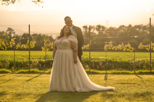 Frühlingshochzeit voller Liebe – Eine intime Trauung im Kreis der Familie