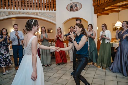 Diese Braut macht richtig Stimmung