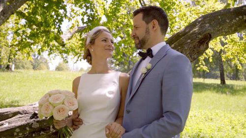 Die traumhafte Märchenhochzeit von Nicola & Bernhard im Salzkammergut am Schloss Traunsee im Freien mit Schiffsfahrt und Feuerwerk.