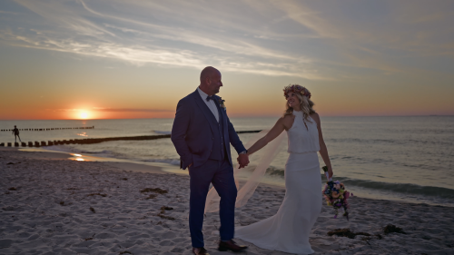 Hochzeitsvideo Ahrenshoop | Heidnische Zeremonie in der Schifferkirche & Sonnenuntergang am Ostseestrand 