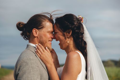 Moderne Glashaus-Hochzeit mit Stil – Lisa & Dominik