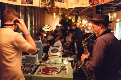 intuitives Zusammenspiel Saxophon zum DJ set 