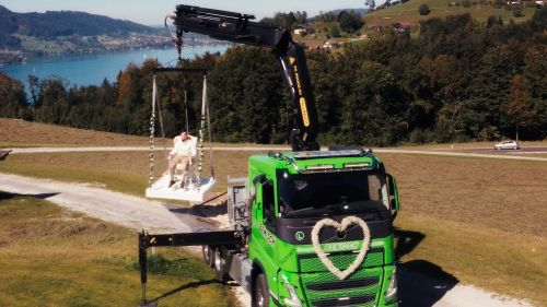 Cinematic Action am Attersee: Mit dem LKW-Kran zum Ja-Wort