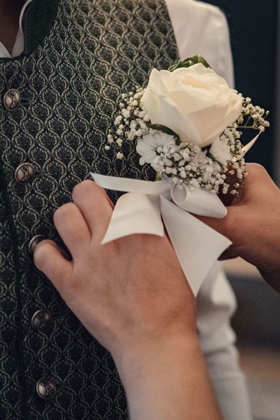 Trachtenhochzeit mit Herz: Julia und Manuel – begleitet von ihren drei treuen Hunden