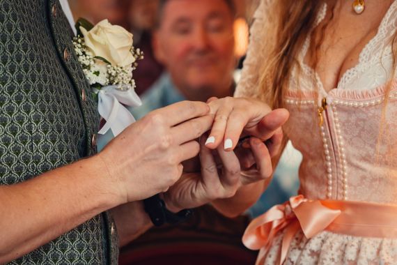 Trachtenhochzeit mit Herz: Julia und Manuel – begleitet von ihren drei treuen Hunden